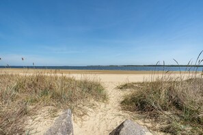 Beach nearby - Holiday Apartment 'Ostseeblick' with Sea View, Terrace and Wi-Fi (Kröslin)