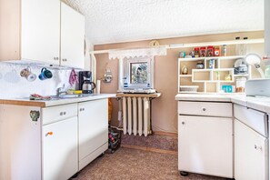 Réfrigérateur, micro-ondes, plaque de cuisson, cafetière/bouilloire