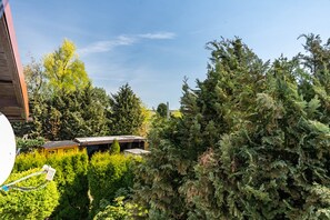 Property grounds - Holiday Apartment 'Ostseeblick' with Sea View, Terrace and Wi-Fi (Kröslin)