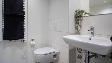 Een douche, een haardroger, handdoeken