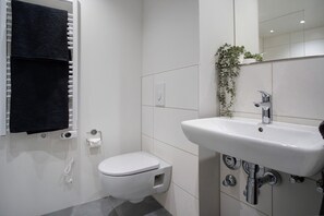 Douche, sèche-cheveux, serviettes fournies