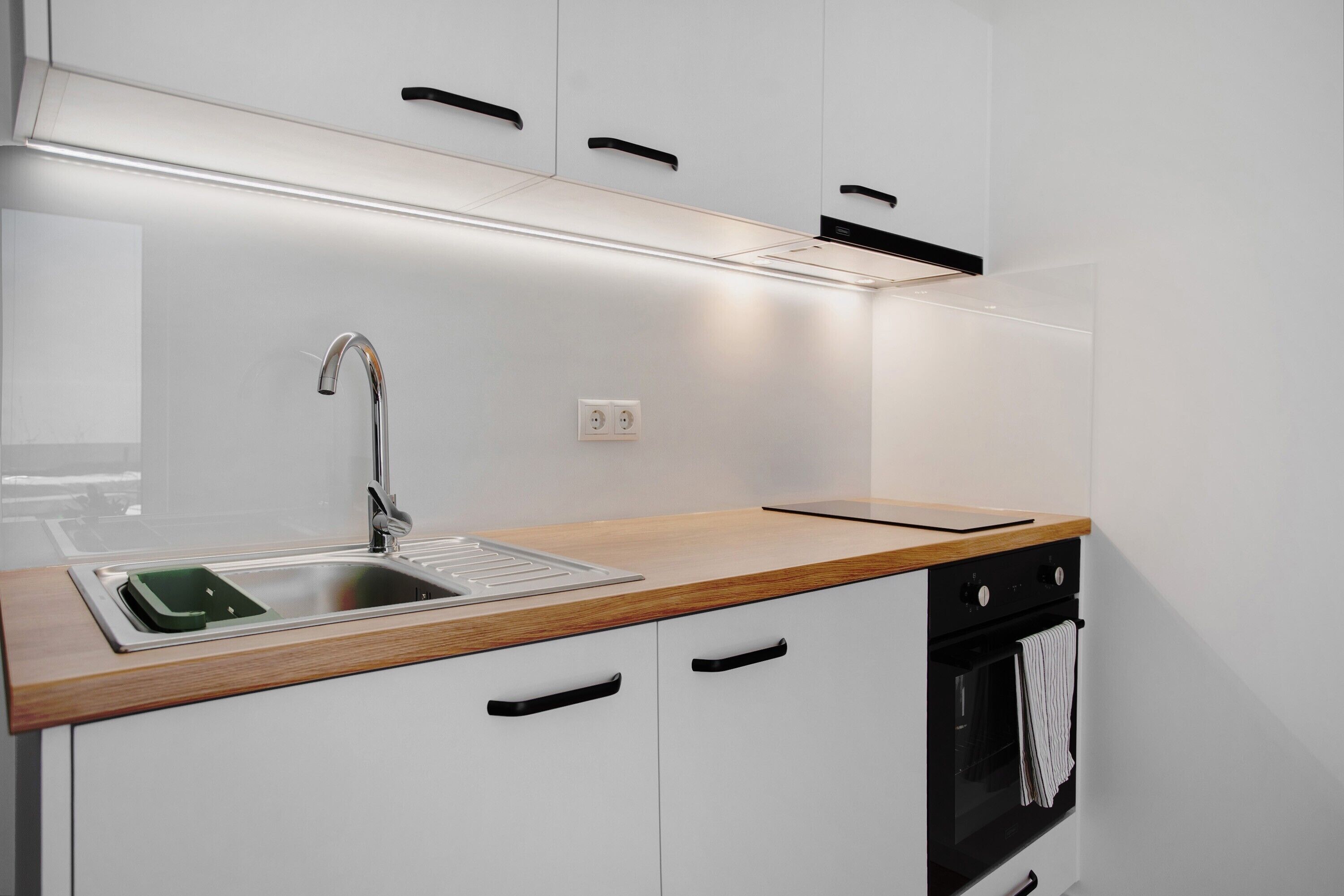 Fridge, oven, stovetop, electric kettle