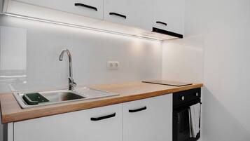 Fridge, oven, stovetop, electric kettle