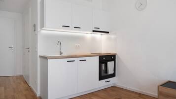 Kühlschrank, Ofen, Herdplatte, Wasserkocher