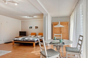 Free WiFi, bed sheets - Studio 'Jagst' with Shared Terrace and Wi-Fi (Michelbach an der Bilz)