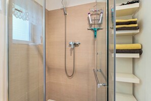 Een douche, een haardroger, handdoeken
