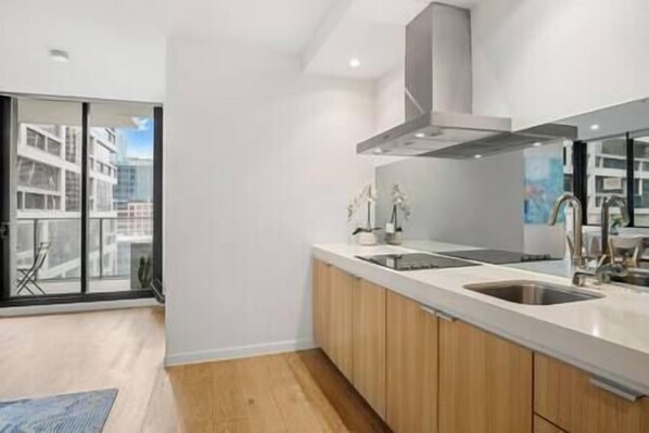 Fridge, oven, stovetop, dishwasher