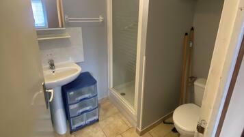 Douche, sĂšche-cheveux, serviettes fournies, papier toilette