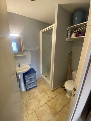Douche, sĂšche-cheveux, serviettes fournies, papier toilette