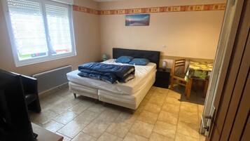 Een strijkplank/strijkijzer, wifi, beddengoed