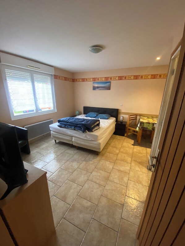 Iron/ironing board, WiFi, bed sheets