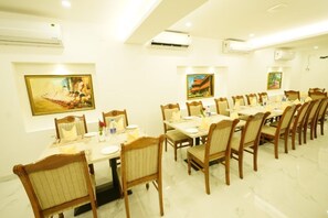 標準單人房, 庭園景觀 | 用餐區 | 早餐，供應午餐和晚餐