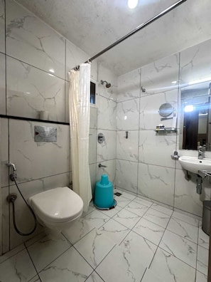 Standaard tweepersoonskamer, uitzicht op de binnenplaats | Badkamer | Een douche, gratis toiletartikelen, een haardroger, zeep