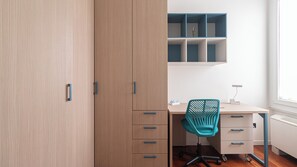 Appartement (4 Bedrooms) | 4 slaapkamers, een laptopwerkplek, een strijkplank/strijkijzer