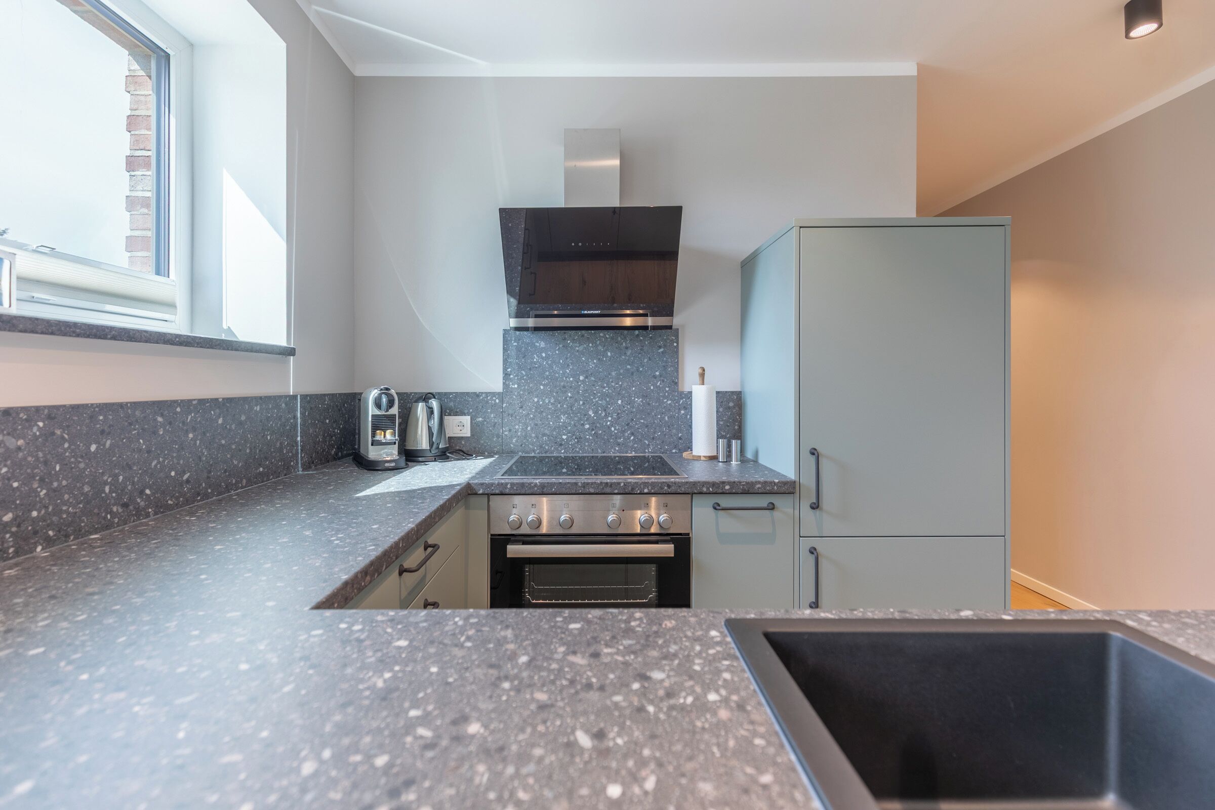 Kylskåp, ugn, spishäll och diskmaskin