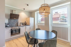 Fridge, oven, stovetop, dishwasher