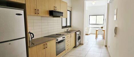 Frigorífico, horno, placa de cocina y tostadora
