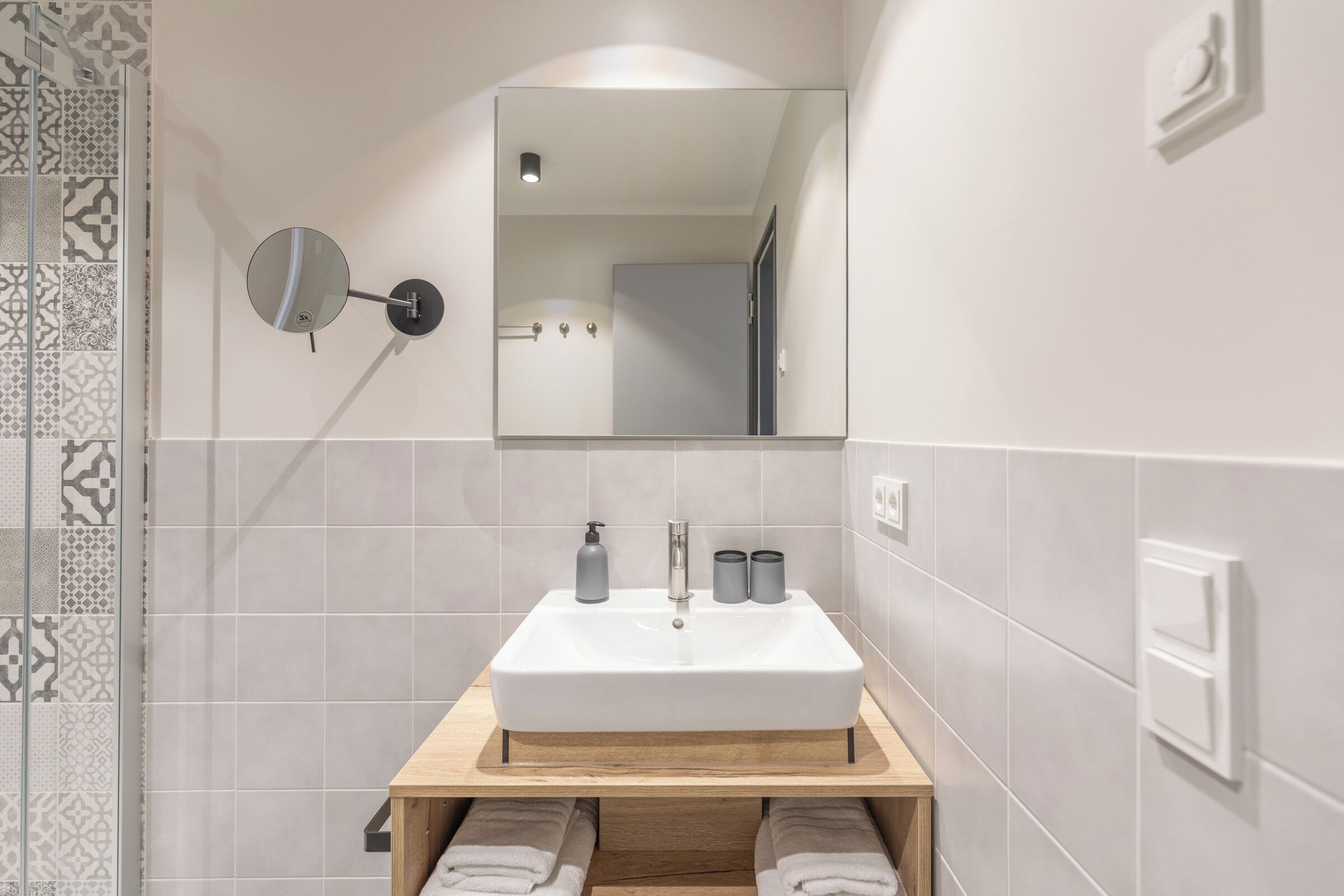 Ein Badezimmer mit Waschbecken, Spiegel und Handtuchhalter.