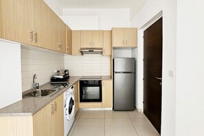 Oven, stovetop, toaster, cookware/dishes/utensils