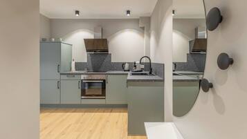 Kjøleskap, ovn, kokeplater og oppvaskmaskin