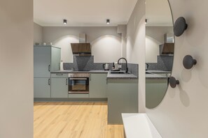 Kjøleskap, ovn, kokeplater og oppvaskmaskin