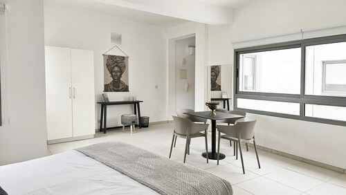 Phaedrus Living: Ledras Residences 201