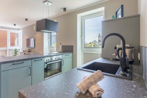 Jääkaappi, uuni, liesi, astianpesukone