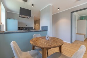 Réfrigérateur, un four, surface de cuisson, lave-vaisselle