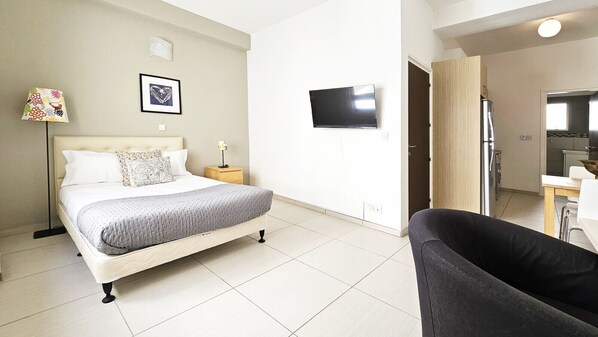 1 bedroom, desk, WiFi