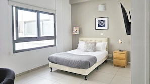 1 bedroom, desk, WiFi
