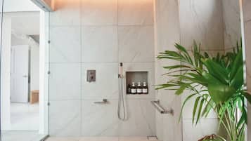 Villa Deluxe, vista al océano | Baño | Tina y regadera independientes y amenidades de baño gratuitas