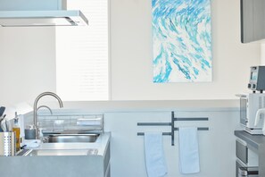 Villa Deluxe, vue océan | Cuisine privée | Grand réfrigérateur, micro-ondes, four, plaque de cuisson
