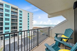 Condo com design assinado, 2 quartos, para não fumantes, sacada | Sacada