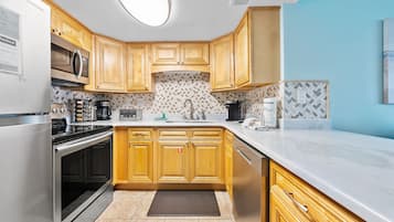 Signature Condo, 2 Bedrooms, Non Smoking, Balcony | Private kitchen | Fridge, microwave, oven, stovetop
