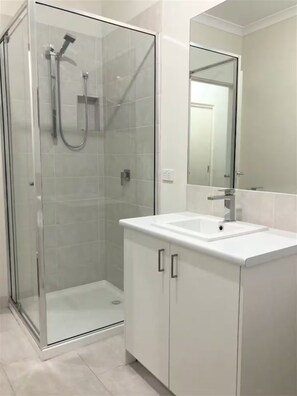 Family House, Garden View | Bathroom - Serenity Home 11 by Hiverooms (Pakenham)
