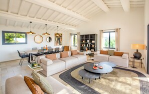 Smart-TV, Bücher, Musikbibliothek