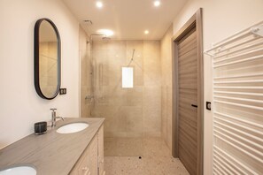 Dusche, Haartrockner, Handtücher, Seife