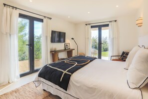 6 Schlafzimmer, Schreibtisch, Bügeleisen/Bügelbrett, Reisekinderbett