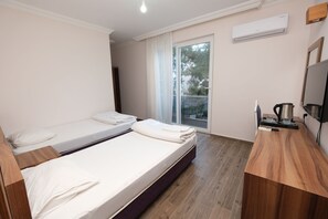 1 bedroom, minibar, desk, laptop workspace