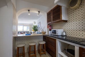 Fridge, microwave, dishwasher, coffee/tea maker