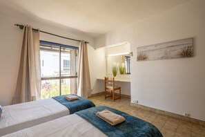 2 bedrooms, iron/ironing board, travel cot, free WiFi