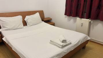 1 dormitorio, tabla de planchar con plancha, wifi y ropa de cama
