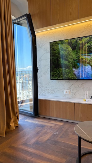 Apartamento, balcón, vistas a la ciudad | Zona de estar | Televisión de pantalla plana de 42 pulgadas con canales por cable