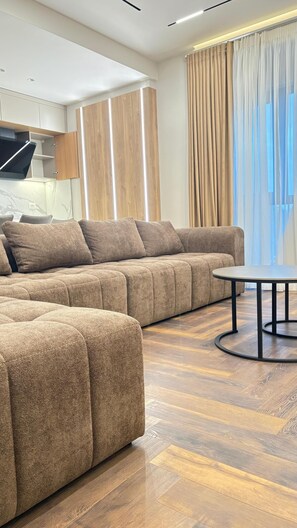 Apartment, Balkon, Stadtblick | Wohnzimmer | 42-Zoll-Flachbildfernseher mit Kabelempfang