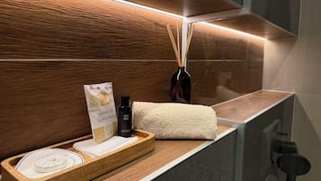 Bruser, håndklæder, Sæbe, Toiletpapir