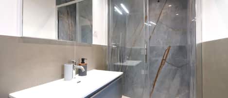 Douche, séchoir à cheveux, bidet, serviettes fournies