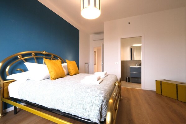 Iron/ironing board, travel crib, WiFi, bed sheets