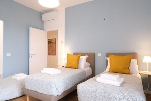 Ferros/tábuas de passar roupa, berço de viagem, Wi-Fi, roupa de cama