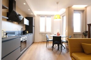 Een koelkast, een microgolfoven, een oven, een kookplaat
