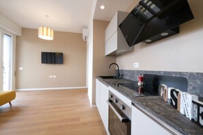 Kühlschrank, Mikrowelle, Ofen, Herdplatte